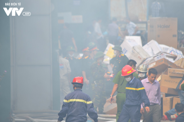 6 kho hàng bị thiệt hại nặng nề trong vụ cháy trên đường Phạm Hùng - Ảnh 5.
