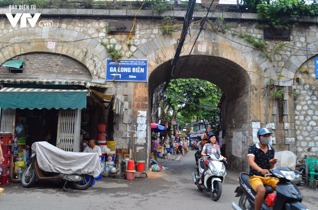 Hiện trạng vòm cầu dọc phố Phùng Hưng trước khi được cải tạo - Ảnh 10.