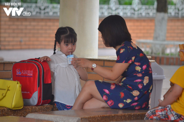 Học sinh Hà Nội háo hức tựu trường trước ngày khai giảng - Ảnh 2.