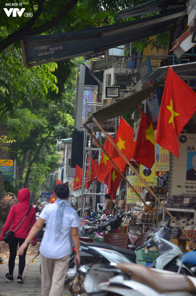 Đường phố Hà Nội rực đỏ màu cờ Tổ quốc chào mừng Quốc khánh  - Ảnh 1.