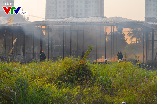 Hà Nội: Cháy lớn tại khu đất 700m2 gần khu biệt thự đường Võ Chí Công - Ảnh 1.