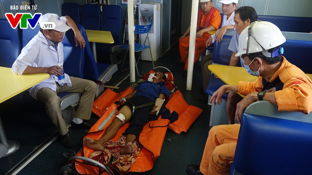 Trực thăng cứu hộ đưa ngư dân bị thương trên biển về đất liền - Ảnh 3.