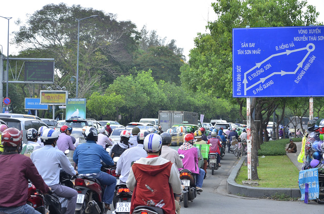 TP.HCM: CSGT Tân Sơn Nhất ra quân điều tiết giao thông - Ảnh 2.