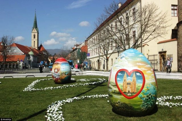 Những tác phẩm trang trí trứng phục sinh khổng lồ tại Croatia - Ảnh 1.