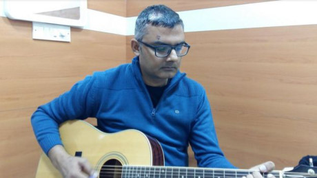 Ấn Độ: Bệnh nhân chơi guitar trong quá trình phẫu thuật não - Ảnh 2.