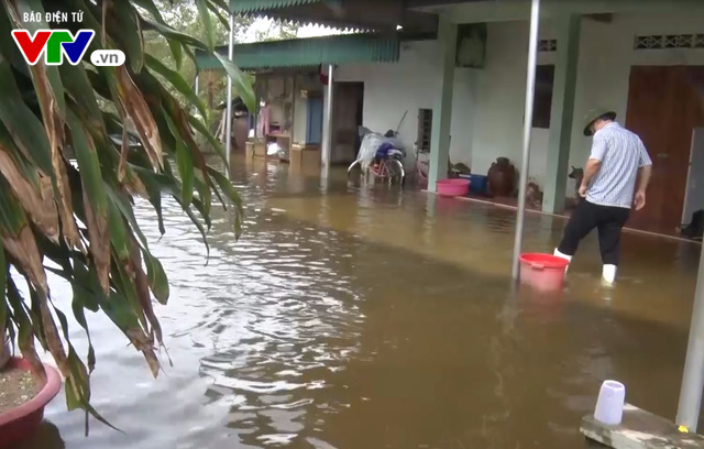 Hà Tĩnh: Vẫn còn 1000 hộ dân bị nước lũ cô lập - Ảnh 2.