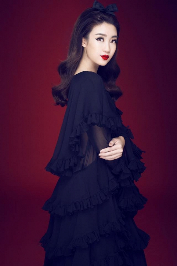 Hoa hậu Mỹ Linh khác lạ khi diện đồ đen từ đầu đến chân - Ảnh 14.