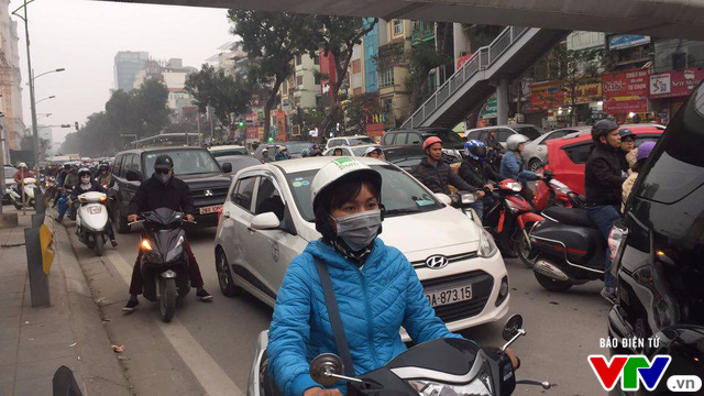 Nghẹt thở đường phố Hà Nội những ngày cận Tết - Ảnh 10.
