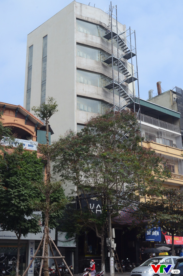 Các quán Karaoke tại Hà Nội đồng loạt lắp thang thoát hiểm - Ảnh 2.