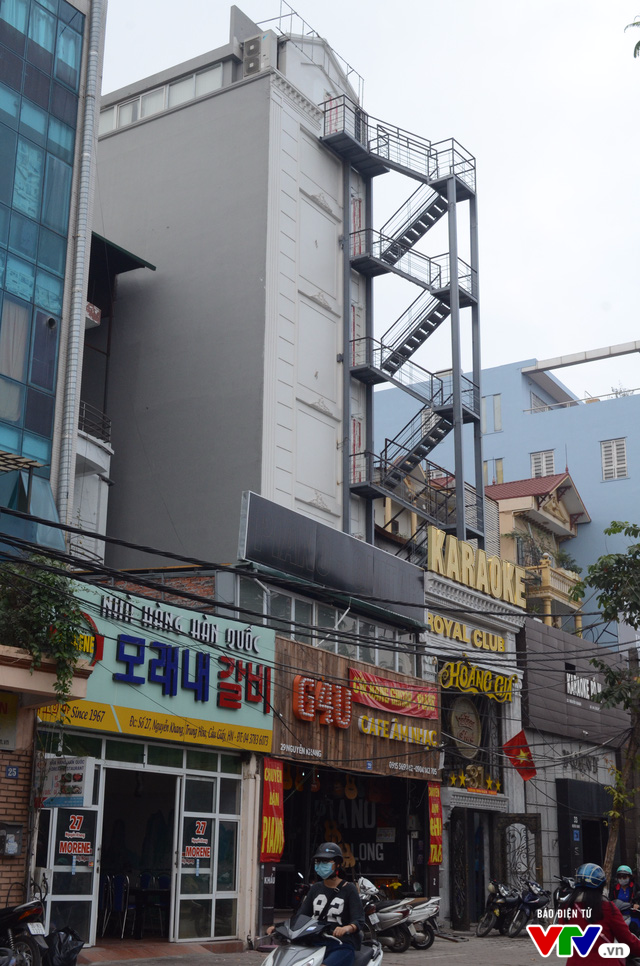 Các quán Karaoke tại Hà Nội đồng loạt lắp thang thoát hiểm - Ảnh 3.