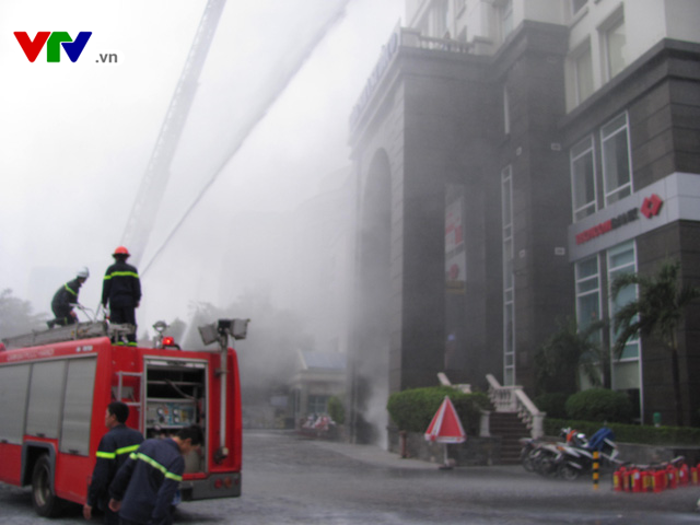 Cận cảnh lính cứu hỏa diễn tập chữa cháy nhà cao tầng Hà Nội - Ảnh 2.