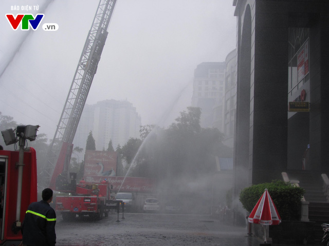 Cận cảnh lính cứu hỏa diễn tập chữa cháy nhà cao tầng Hà Nội - Ảnh 3.
