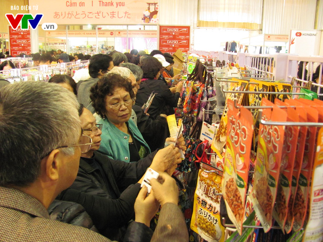 Hàng ngàn người chen chúc mua đồ Nhật Bản tại Hà Nội - Ảnh 6.