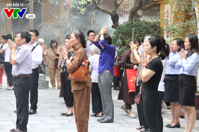 Người dân nô nức đi lễ chùa Quán Sứ trong ngày Đại lễ Phật đản - Ảnh 4.