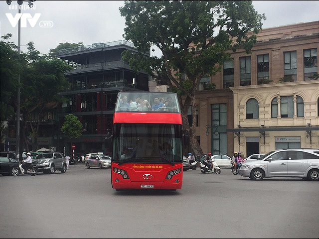 Cận cảnh xe bus 2 tầng dạo quanh thành phố Hà Nội - Ảnh 1.