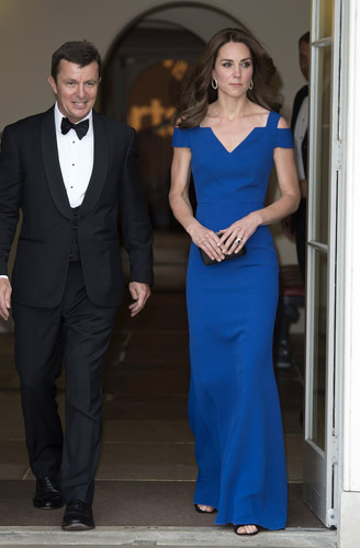 Ngắm thời trang của Công nương Kate Middleton thay đổi qua năm tháng - Ảnh 17.
