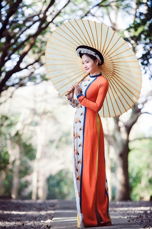 Lan Phương diện áo dài truyền thống khoe sắc tại Nhật Bản - Ảnh 2.