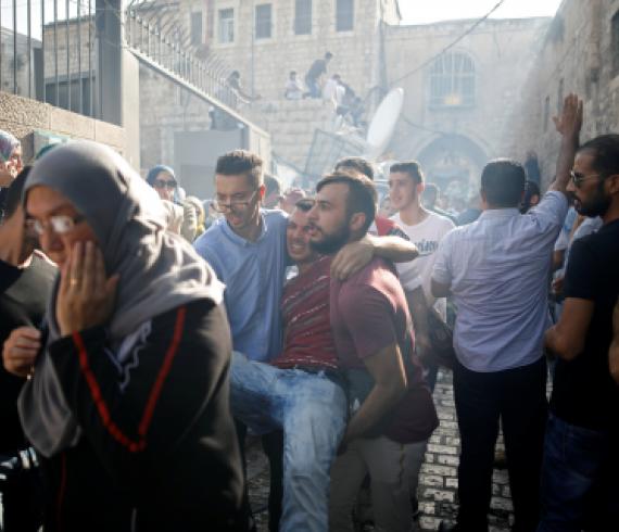 Đụng độ tại đền Al-Aqsa, ít nhất 113 người Palestine bị thương - Ảnh 3.