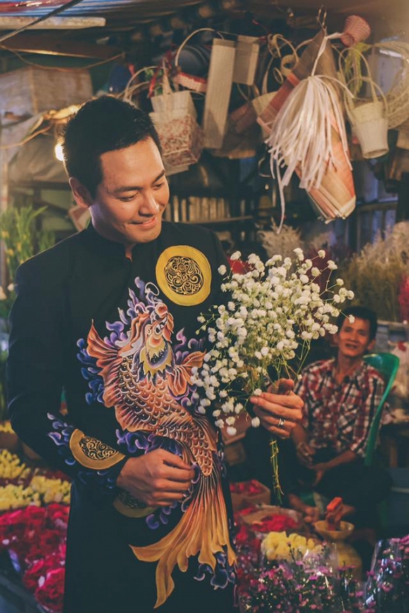 MC Phan Anh rạng rỡ diện áo dài đi chọn hoa Tết - Ảnh 2.