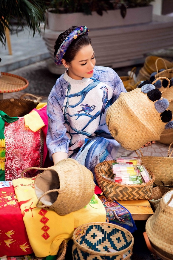 Ngắm trang phục áo dài độc đáo của Nhật Kim Anh trong bộ ảnh mới - Ảnh 1.