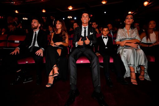 Ronaldo, Messi tay bắt mặt mừng tại Lễ trao giải FIFA The Best 2017 - Ảnh 8.