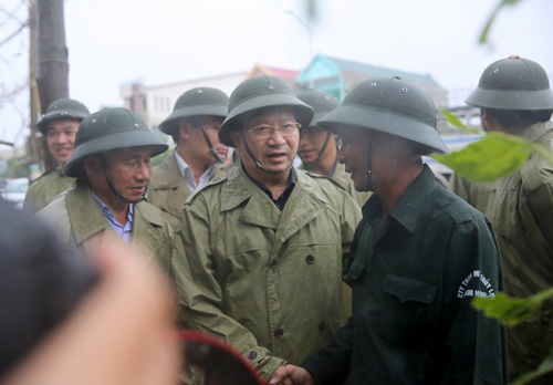 Phó Thủ tướng Trịnh Đình Dũng thị sát công tác khắc phục hậu quả của bão số 10 - Ảnh 3.