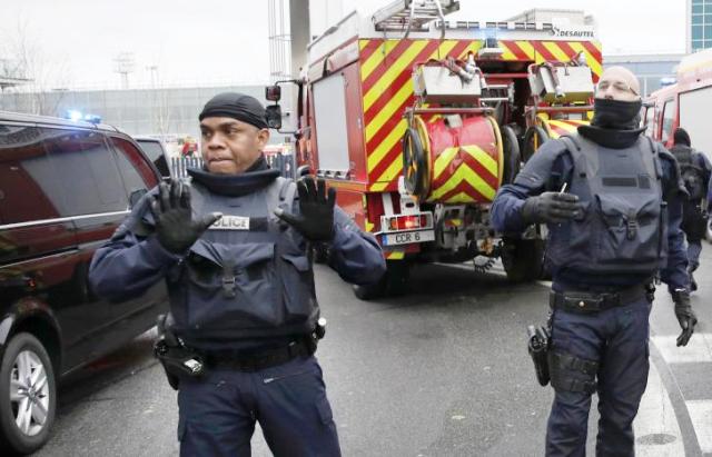 Pháp: 1 người bị bắn chết sau khi cướp súng của nhân viên an ninh sân bay - Ảnh 1.