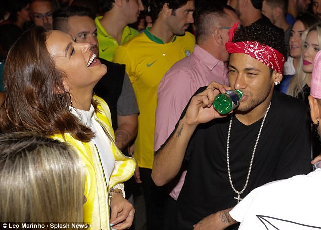 Giành vé sớm dự World Cup 2018, Neymar nhảy múa tưng bừng - Ảnh 4.