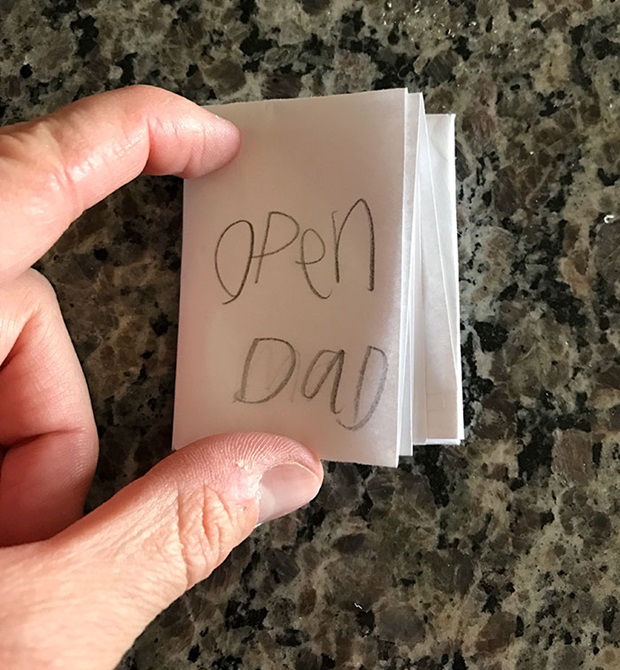 Mở bức thư của con gái 7 tuổi, người cha này đã lặng đi vì bất ngờ - Ảnh 1.