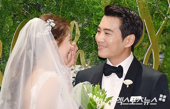 Tài tử Joo Sang Wook hôn vợ say đắm trong lễ cưới - Ảnh 2.