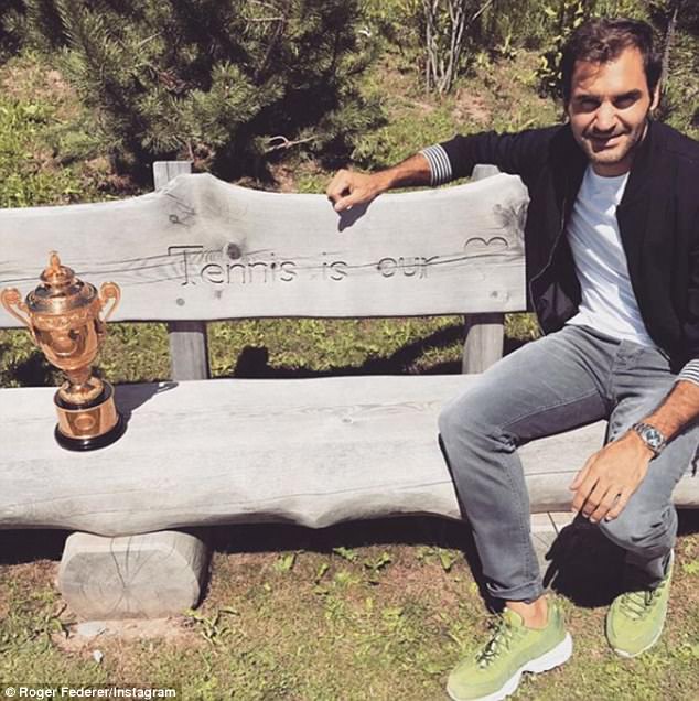 Federer ôm cúp Wimbledon ngao du khắp Thụy Sĩ - Ảnh 1.
