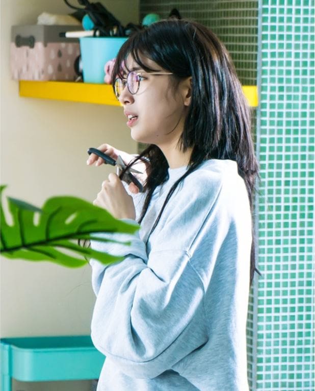Suzy khiến fan thảng thốt vì mái tóc nham nhở trong phim mới - Ảnh 2.