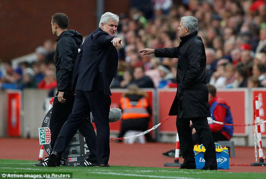 Mourinho từ chối bắt tay đồng nghiệp vì bị lăng mạ - Ảnh 1.