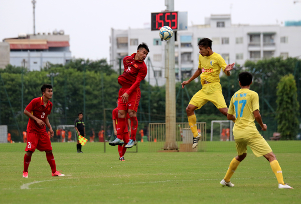 HLV Hoàng Anh Tuấn cảnh báo học trò khi để thua đậm CLB Hà Nội trong trận đấu tập - Ảnh 2.