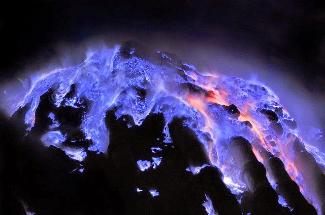 Kỳ lạ núi lửa phát ra nham thạch xanh kỳ diệu - Ảnh 1.
