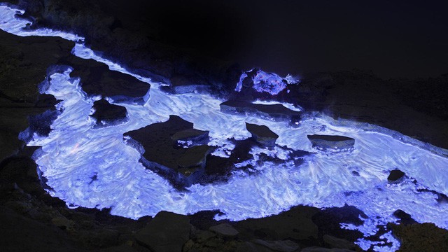 Kỳ lạ núi lửa phát ra nham thạch xanh kỳ diệu - Ảnh 2.
