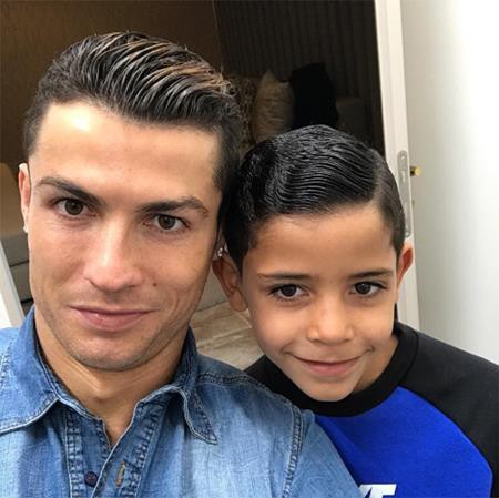 Người hâm mộ náo loạn khi con trai C.Ronaldo gửi thông điệp đến Messi - Ảnh 1.
