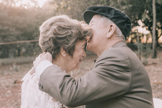 Xúc động bộ ảnh cưới của cặp vợ chồng già sau 60 năm ngày cưới - Ảnh 12.