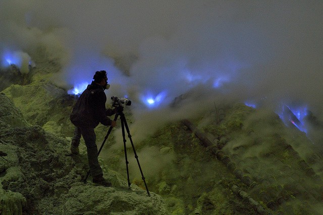 Kỳ lạ núi lửa phát ra nham thạch xanh kỳ diệu - Ảnh 4.