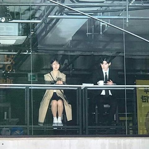 Suzy và Lee Jong Suk khiến fan phát sốt khi quay phim trên phố - Ảnh 3.