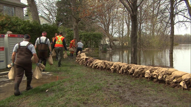 Canada huy động quân đội hỗ trợ người dân bị lũ lụt - Ảnh 2.