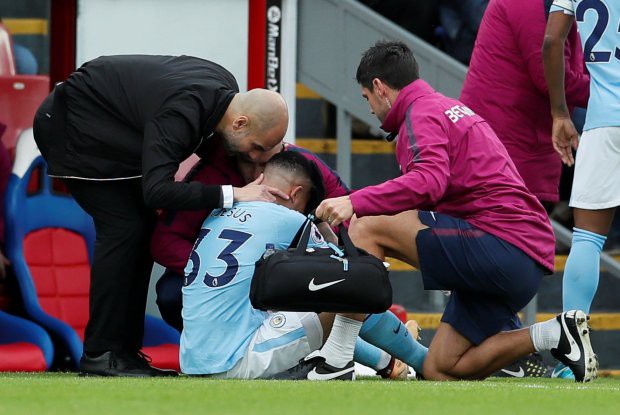 Cú sốc cho Man City: Gabriel Jesus bật khóc rời sân trong đau đớn - Ảnh 1.