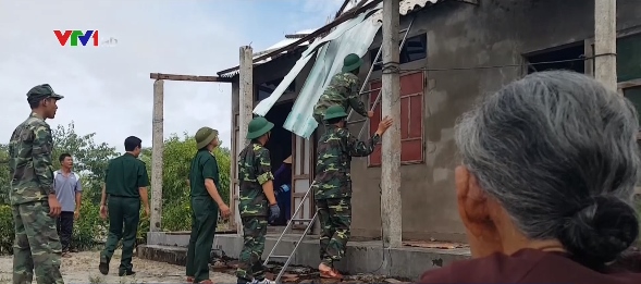 Quảng Trị: Giúp dân khắc phục thiệt hại do bão số 4 - Ảnh 1.
