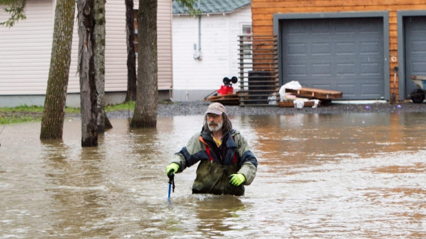 Canada huy động quân đội hỗ trợ người dân bị lũ lụt - Ảnh 1.