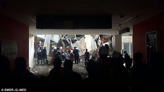 Sập trần bệnh viện ở Nam Phi, 5 người bị thương - Ảnh 2.
