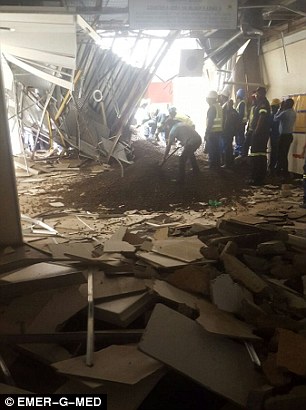Sập trần bệnh viện ở Nam Phi, 5 người bị thương - Ảnh 3.