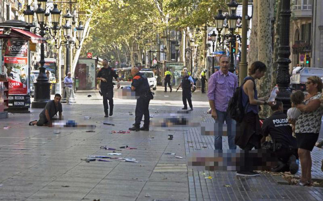 Công bố hình ảnh nghi phạm lái xe tải lao vào đám đông tại Barcelona - Ảnh 1.