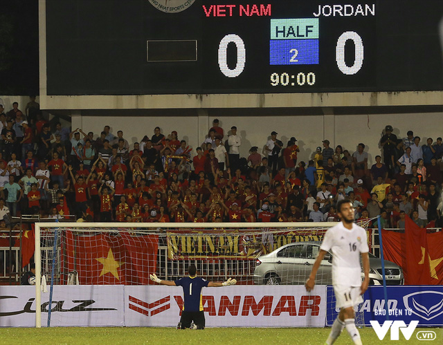 Chơi nỗ lực trước Jordan, ĐT Việt Nam được người hâm mộ chặn xe tán thưởng - Ảnh 12.