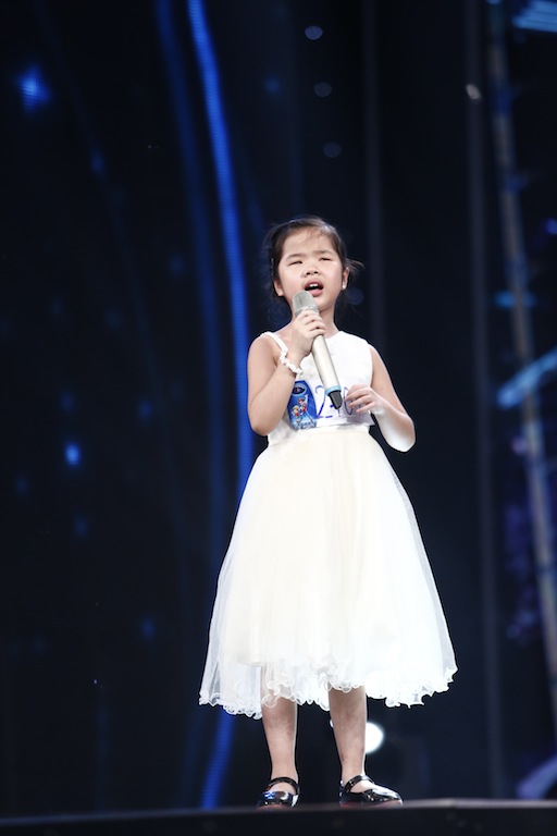 Vietnam Idol Kids 2017: Cô bé khiếm thị khiến Bích Phương xúc động đến nghẹn họng - Ảnh 1.