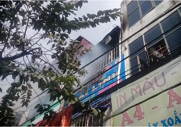 Hà Nội: Cháy cửa hàng văn phòng phẩm trên đường Giải Phóng - Ảnh 3.